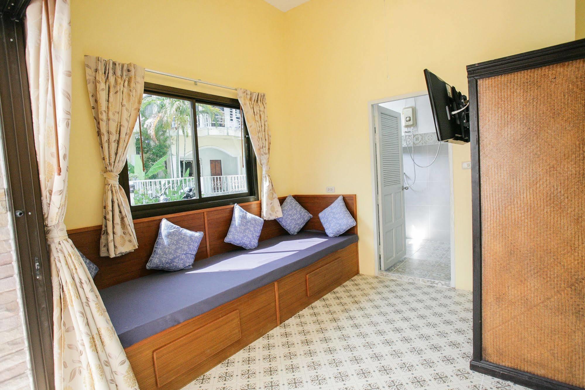 Eriksson Guesthouse Patong Exteriör bild
