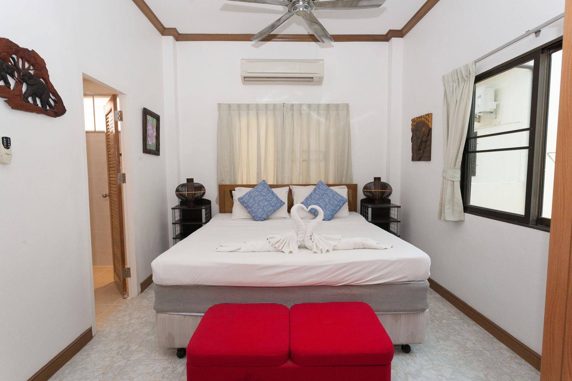 Eriksson Guesthouse Patong Exteriör bild